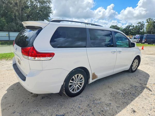 2014 TOYOTA SIENNA