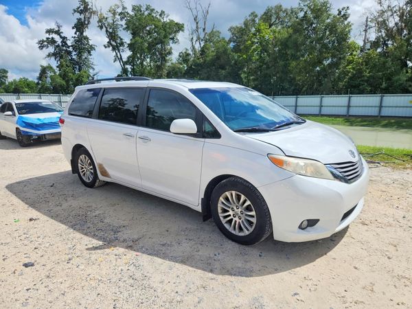 2014 TOYOTA SIENNA