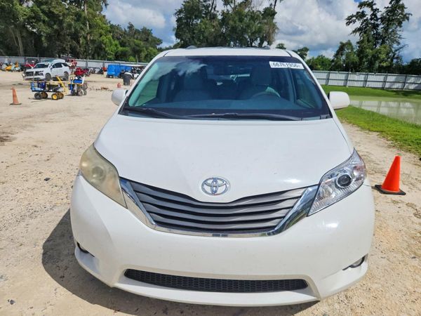 2014 TOYOTA SIENNA