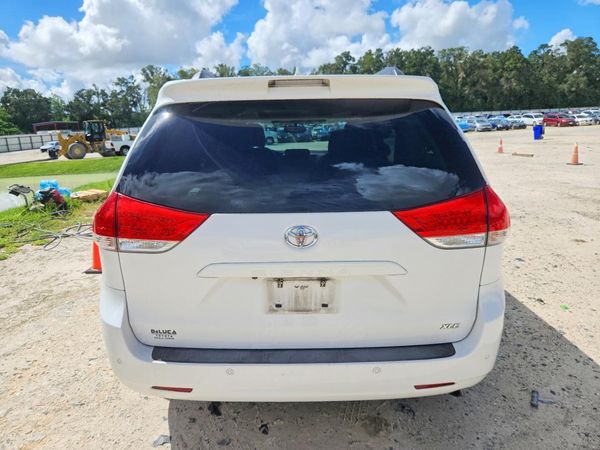 2014 TOYOTA SIENNA