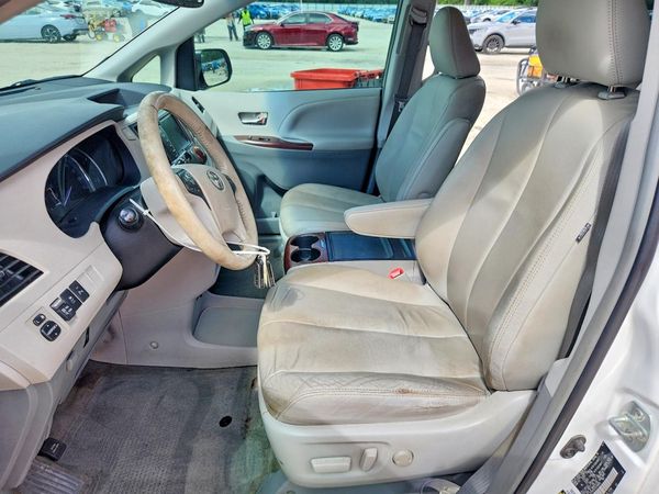 2014 TOYOTA SIENNA