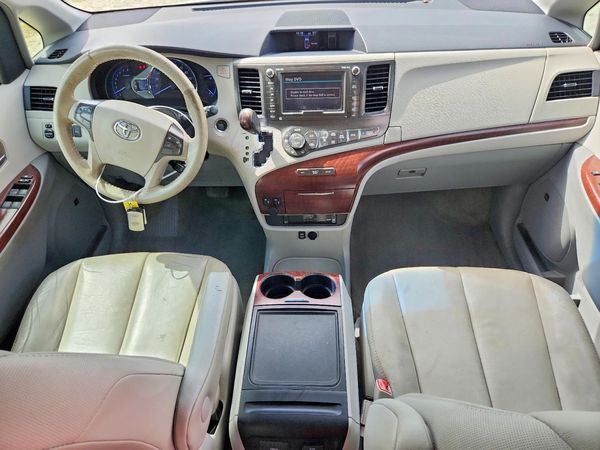 2014 TOYOTA SIENNA