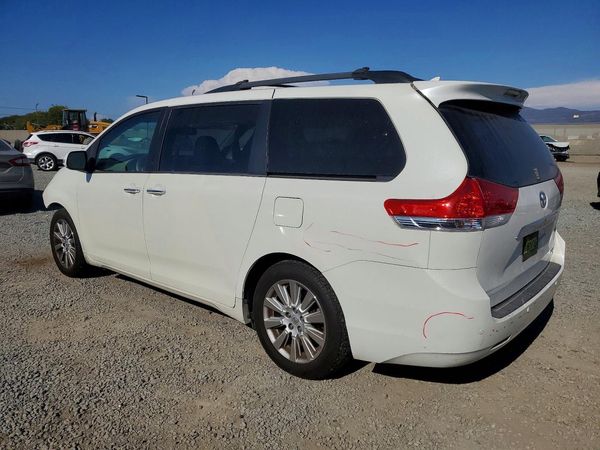 2014 TOYOTA SIENNA