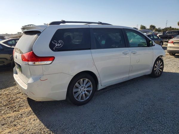 2014 TOYOTA SIENNA