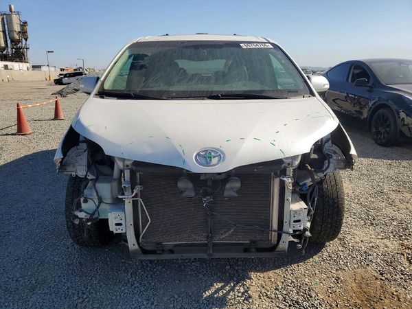 2014 TOYOTA SIENNA