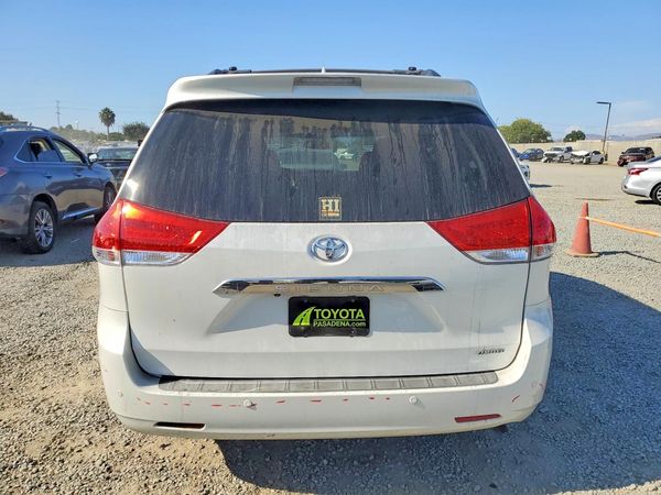 2014 TOYOTA SIENNA