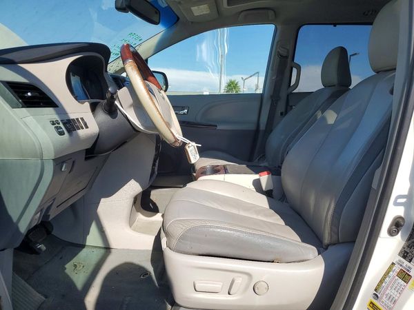 2014 TOYOTA SIENNA