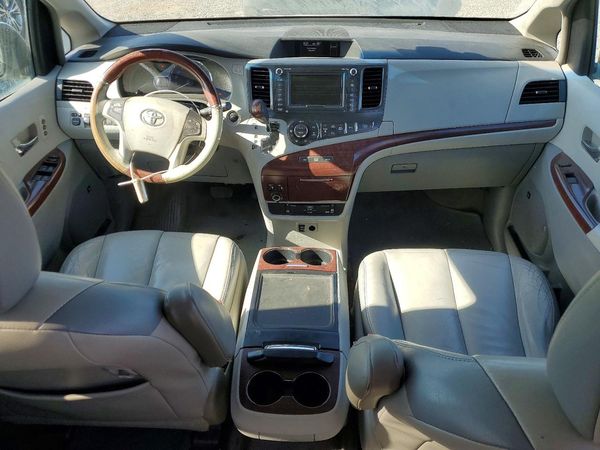 2014 TOYOTA SIENNA