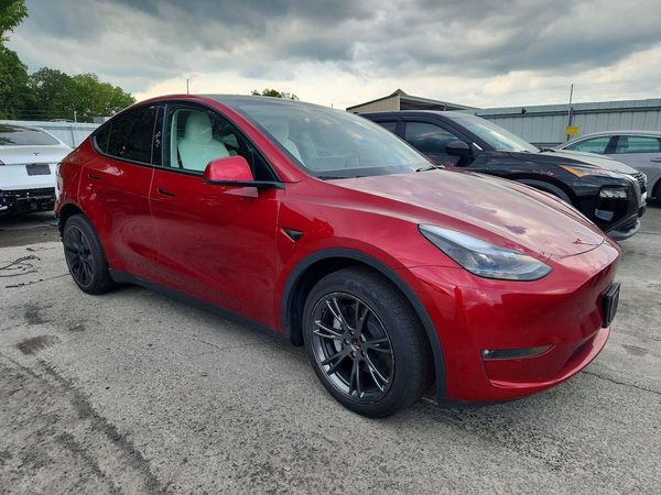 2025 TESLA MODEL Y