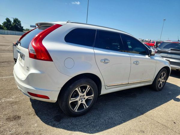 2015 VOLVO XC60 Premier+ (non R design)
