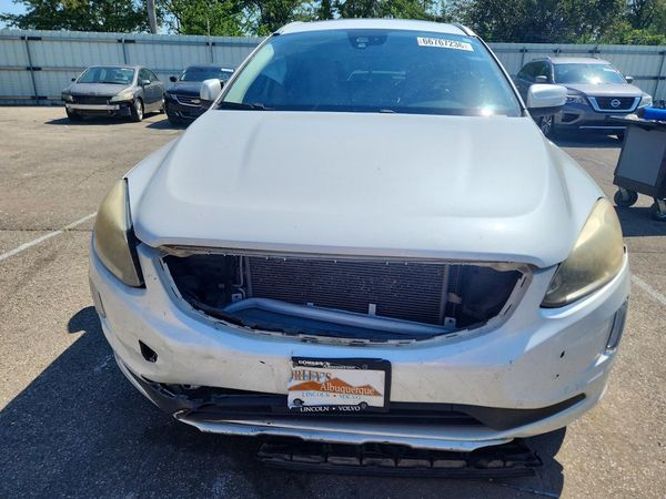2015 VOLVO XC60 Premier+ (non R design)