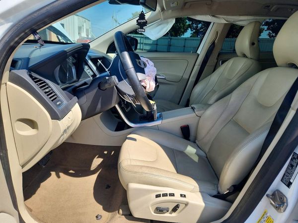 2015 VOLVO XC60 Premier+ (non R design)