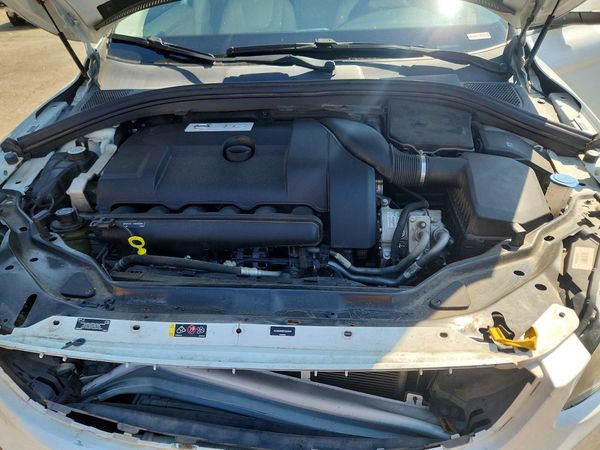 2015 VOLVO XC60 Premier+ (non R design)