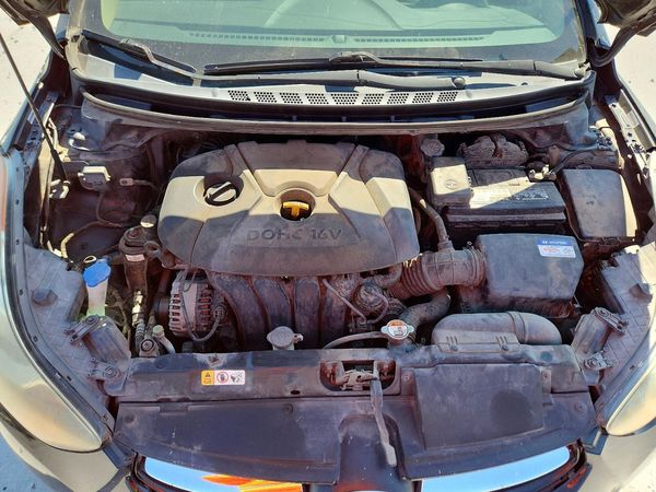 2012 HYUNDAI ELANTRA GLS(Middle grade) — Engine bay