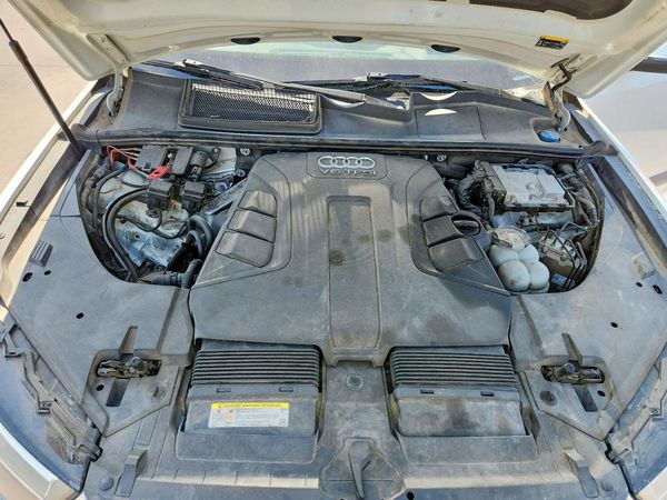 2017 AUDI Q7 — Engine bay