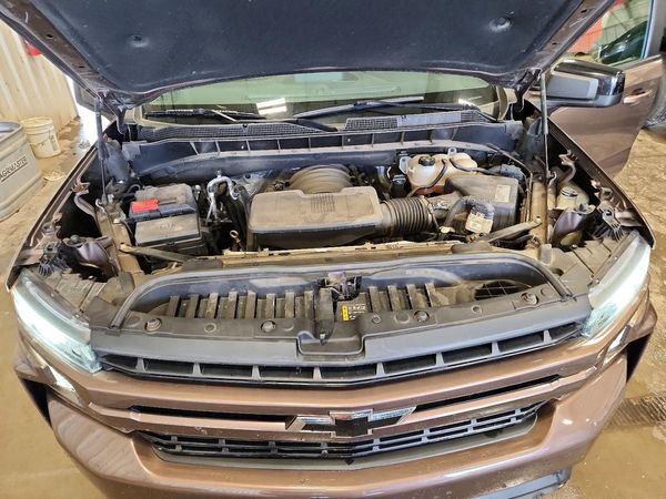 2019 CHEVROLET SILVERADO RST — Engine bay