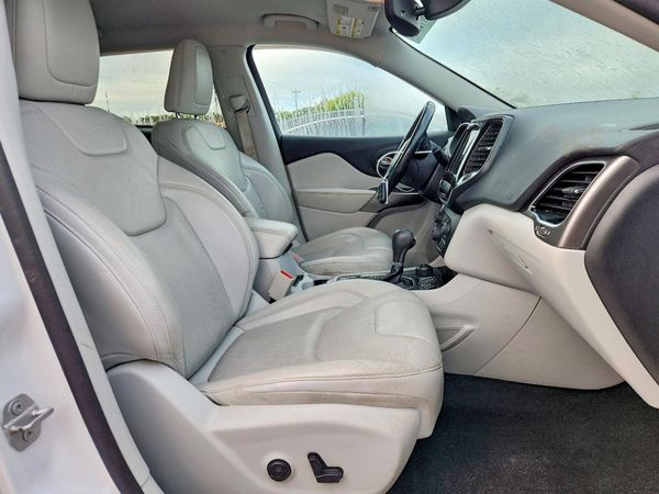 2020 JEEP CHEROKEE Limited — DENT