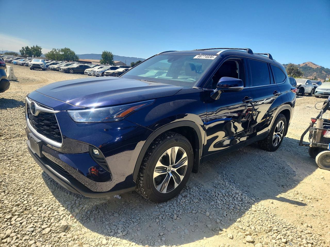 2022 TOYOTA HIGHLANDER XLE — Front 3/4