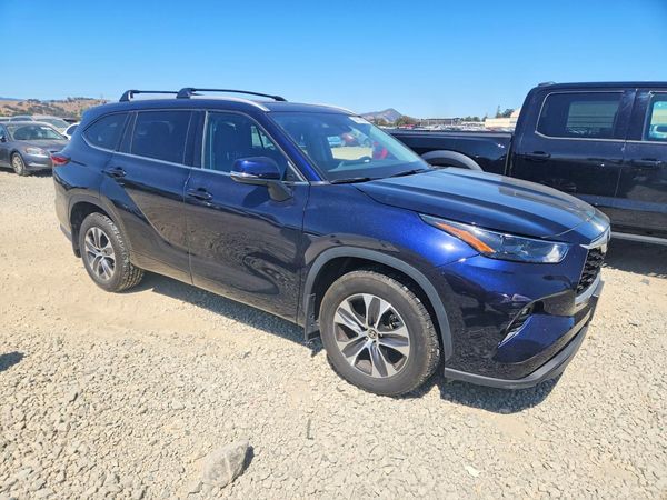 2022 TOYOTA HIGHLANDER XLE — Passenger 3/4