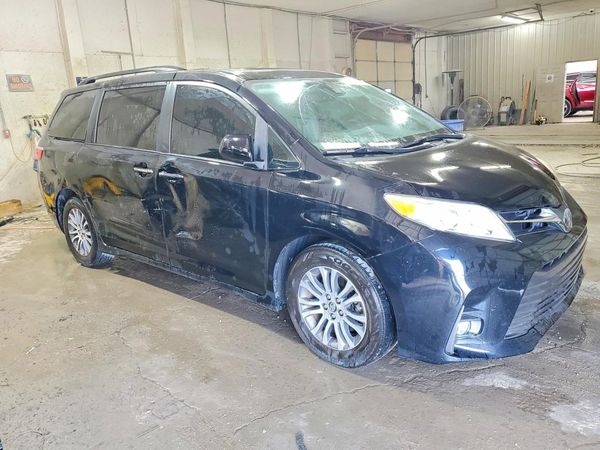 2018 TOYOTA SIENNA