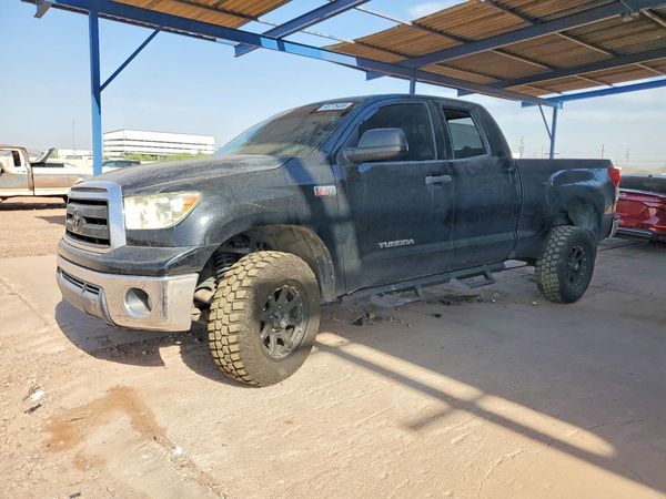 2013 TOYOTA TUNDRA SR5 — Front 3/4