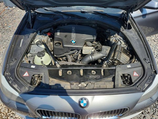 2013 BMW 5 SERIES — Engine bay