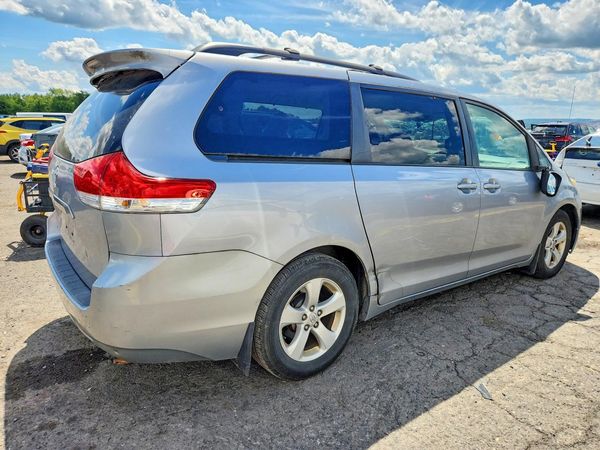 2012 TOYOTA SIENNA