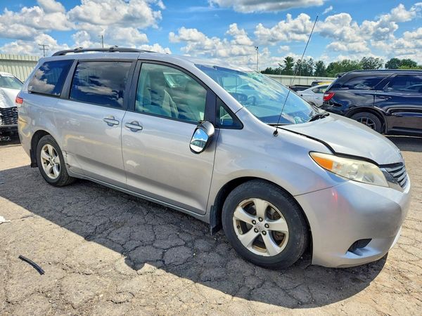 2012 TOYOTA SIENNA