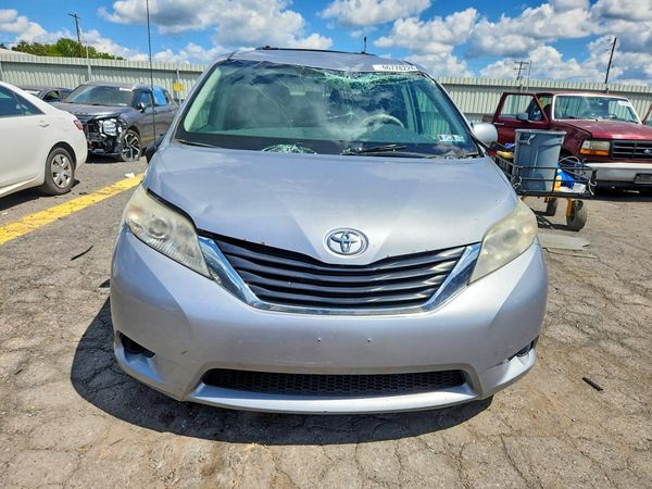 2012 TOYOTA SIENNA