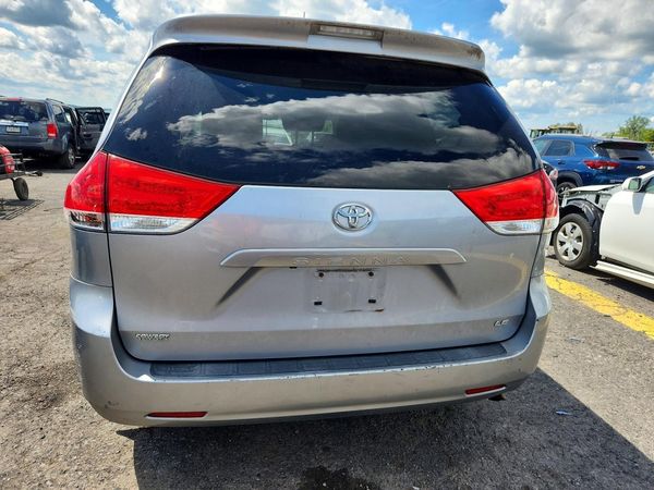 2012 TOYOTA SIENNA