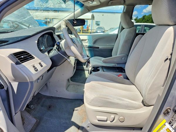 2012 TOYOTA SIENNA