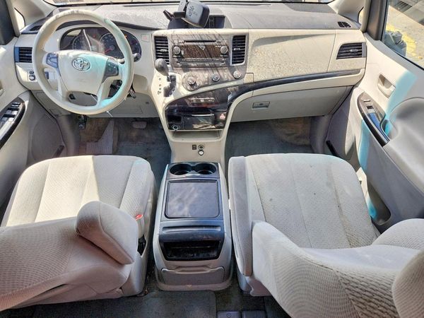 2012 TOYOTA SIENNA