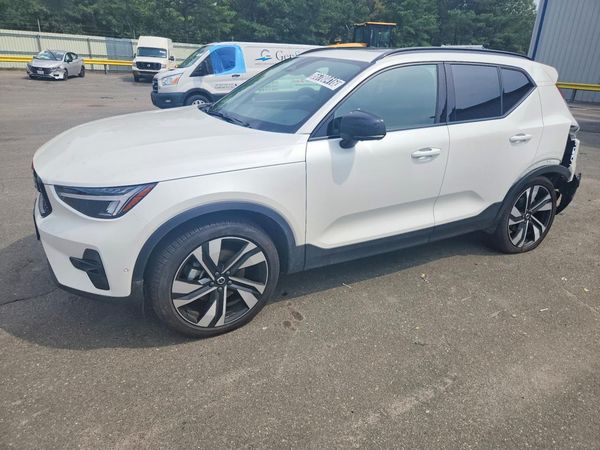 2026 VOLVO XC40