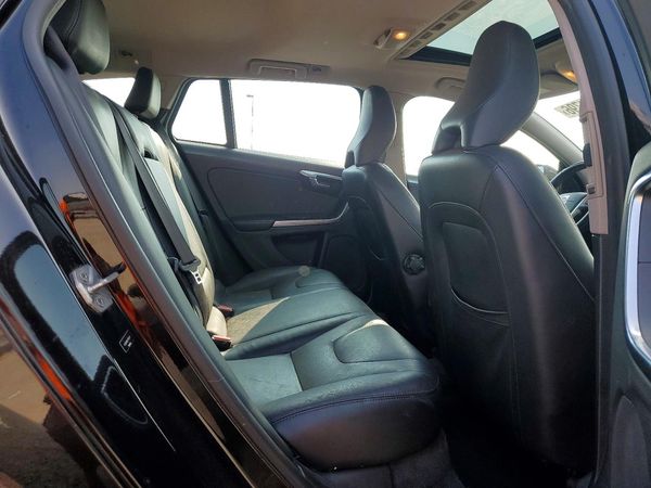 2015 VOLVO V60