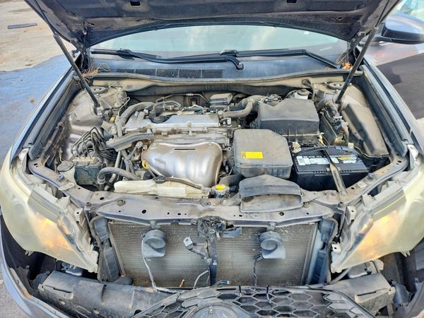 2013 TOYOTA CAMRY — Engine bay