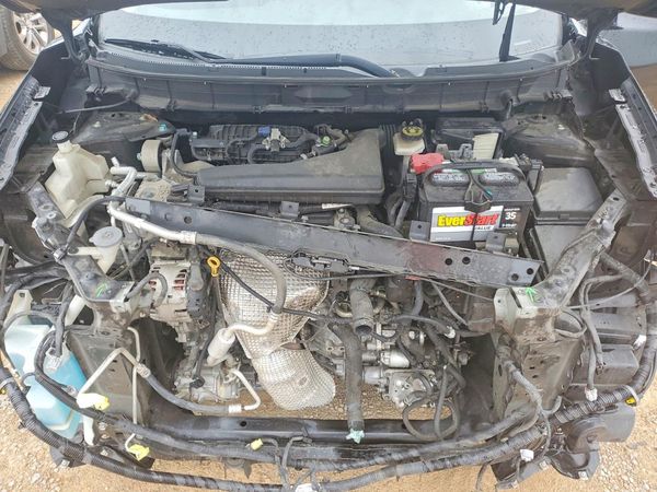 2018 NISSAN ROGUE — Engine bay