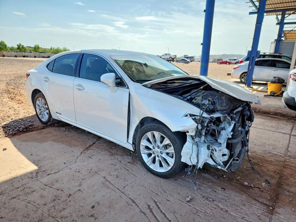 2014 LEXUS ES300 300h — Passenger 3/4
