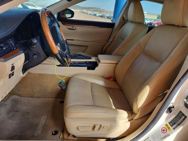 2014 LEXUS ES300 300h — DENT