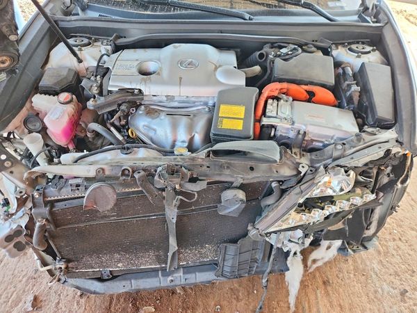 2014 LEXUS ES300 300h — Engine bay