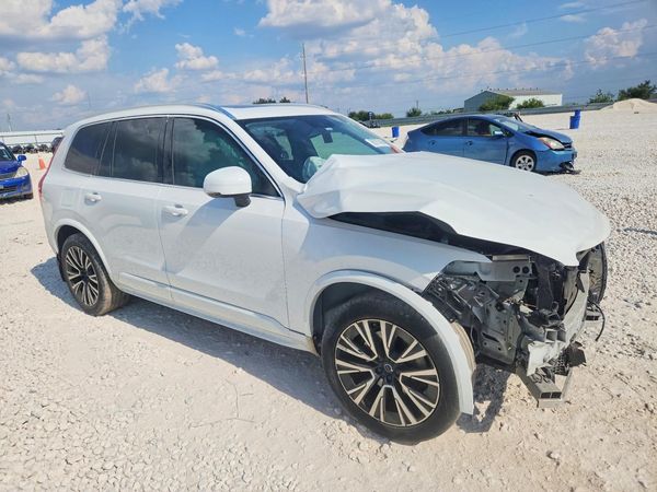 2020 VOLVO XC90 Momentum — Passenger 3/4