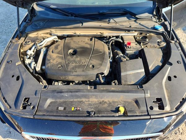 2019 VOLVO T5 MOMENTUM — Engine bay