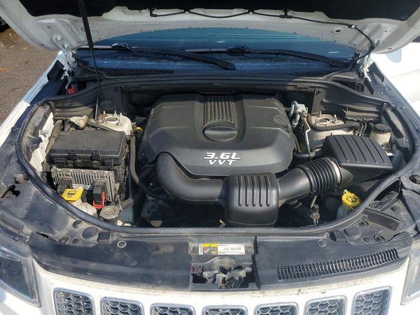 2014 JEEP CHEROKEE Limited — Engine bay