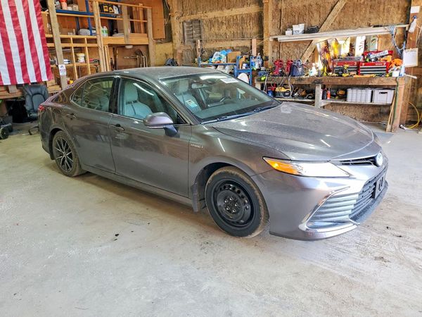 2021 TOYOTA CAMRY XLE — Passenger 3/4