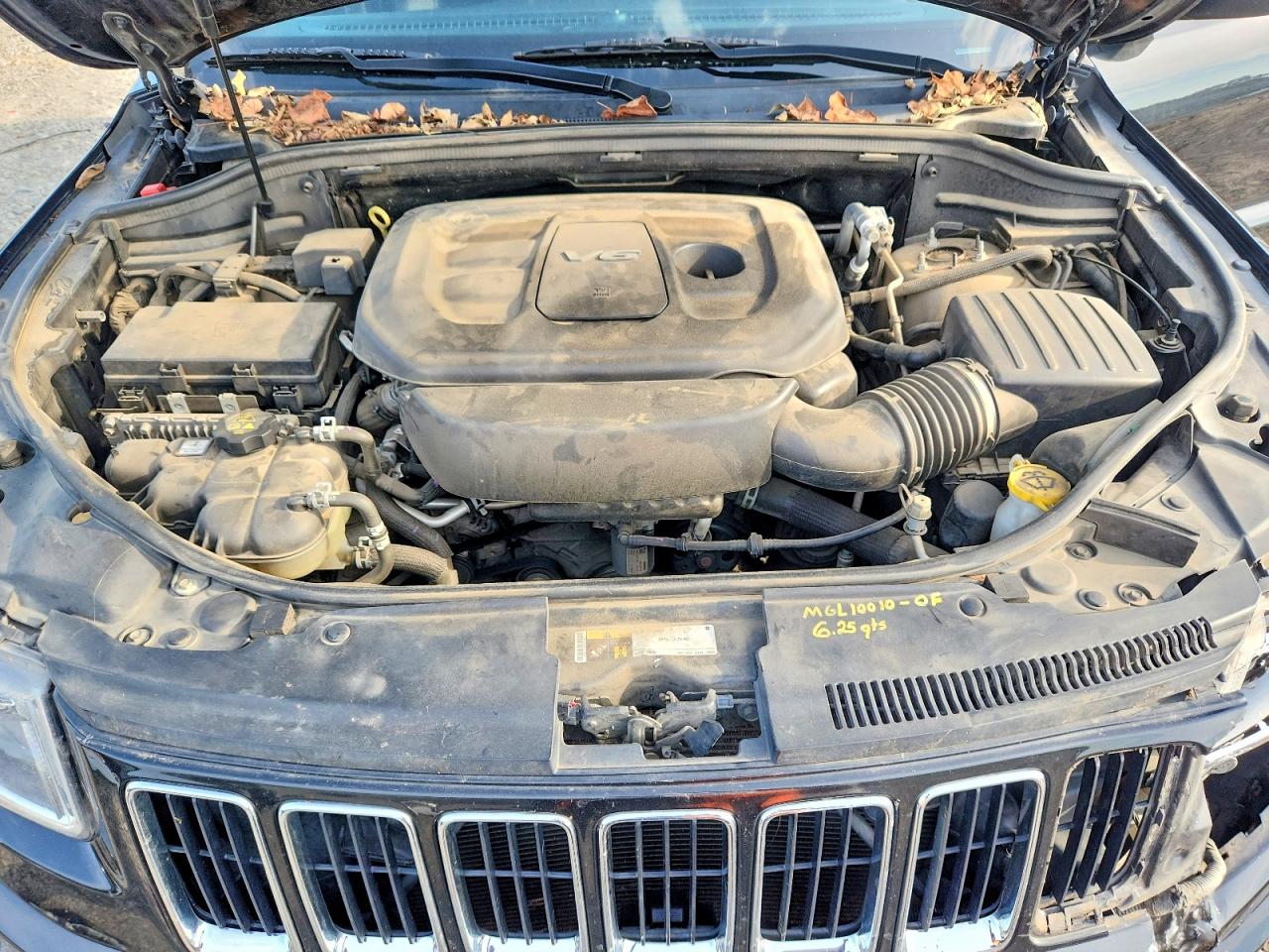 2016 JEEP GRAND CHEROKEE Laredo — Front 3/4