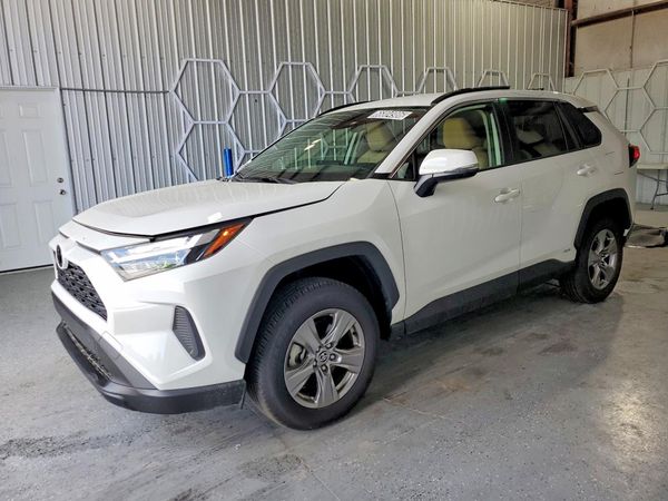 2025 TOYOTA RAV4 LE — Front 3/4