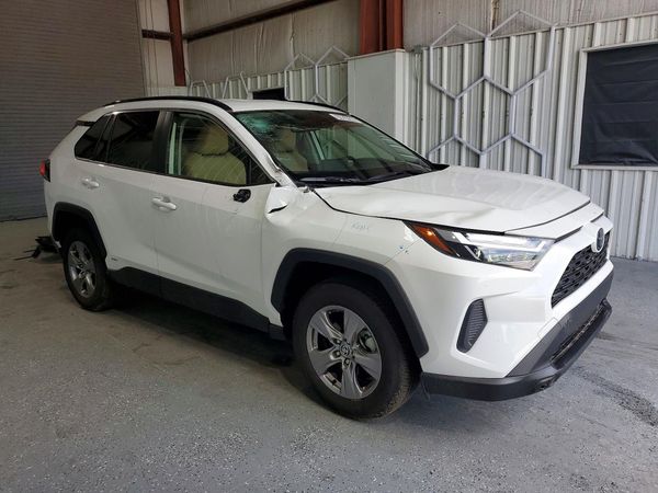 2025 TOYOTA RAV4 LE — Passenger 3/4