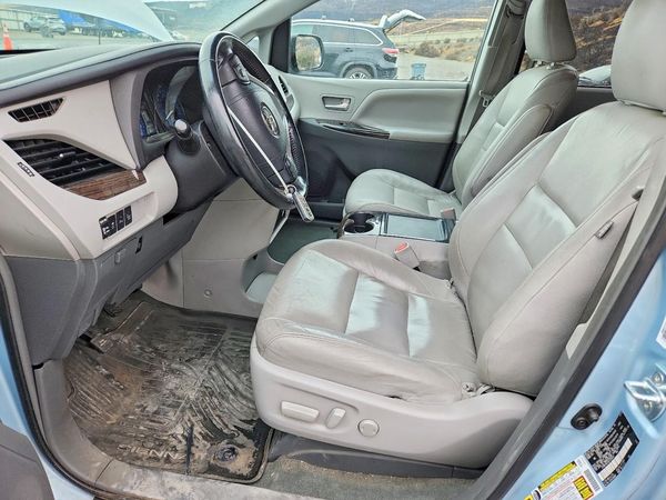 2016 TOYOTA SIENNA