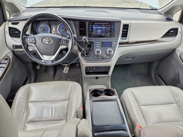 2016 TOYOTA SIENNA