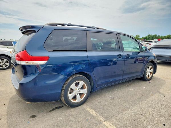 2012 TOYOTA SIENNA