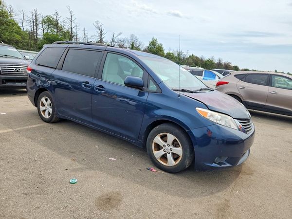 2012 TOYOTA SIENNA